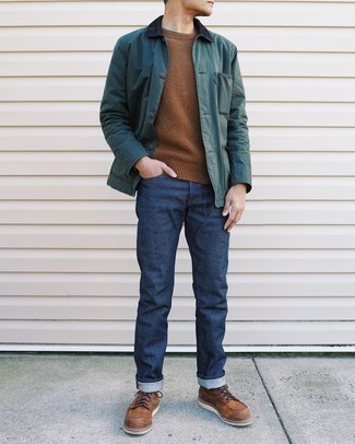 Как носить темно-синие джинсы с коричневыми повседневными ботинками мужчине в теплую погоду: Темно-зеленая куртка с воротником и на пуговицах и темно-синие джинсы — прекрасный лук, если ты хочешь создать лёгкий, но в то же время модный мужской лук. Хочешь сделать лук немного строже? Тогда в качестве дополнения к этому образу, выбирай коричневые повседневные ботинки.