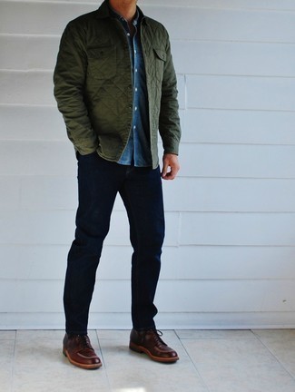 Как носить темно-зеленую куртку с воротником и на пуговицах с темно-красными кожаными повседневными ботинками в теплую погоду в стиле смарт-кэжуал: Дуэт темно-зеленой куртки с воротником и на пуговицах и темно-синих джинсов поможет создать незаезженный мужской лук в стиле кэжуал. И почему бы не добавить в повседневный образ толику консерватизма с помощью темно-красных кожаных повседневных ботинок?