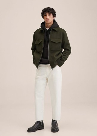 Мужские луки: Дуэт темно-зеленой куртки харрингтон и белых джинсов выглядит привлекательно и современно. Теперь почему бы не добавить в повседневный образ толику стильной строгости с помощью черных кожаных ботинок челси?