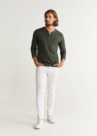 Как носить джинсы с футболкой в 30 лет мужчине лето: Футболка и джинсы — отличный выбор, если ты хочешь создать лёгкий, но в то же время модный мужской образ. Хотел бы сделать образ немного строже? Тогда в качестве обуви к этому образу, стоит выбрать белые кожаные низкие кеды. Как по нам, так это очень комфортное и несложное сочетание для лета.