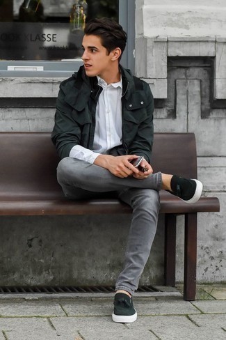 С чем носить бело-черную рубашку с длинным рукавом в вертикальную полоску мужчине: Образ из бело-черной рубашки с длинным рукавом в вертикальную полоску и серых джинсов позволит создать незаезженный мужской образ в расслабленном стиле. Теперь почему бы не добавить в этот образ на каждый день немного изысканности с помощью темно-зеленых замшевых лоферов с кисточками?