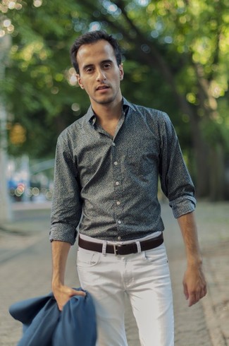 С чем носить темно-бирюзовую рубашку с длинным рукавом в 20 лет мужчине лето: Тандем темно-бирюзовой рубашки с длинным рукавом и белых джинсов — великолепный пример современного городского стиля. Справляться с летней жарой в таком образе гораздо легче.