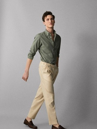 Модный лук: темно-зеленая рубашка с длинным рукавом, светло-коричневые брюки чинос, темно-коричневые кожаные лоферы