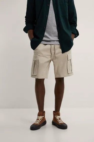 Какие шорты носить с темно-зеленой рубашкой с длинным рукавом в 20 лет мужчине: Темно-зеленая рубашка с длинным рукавом в сочетании с шортами — замечательная идея для воплощения мужского образа в элегантно-деловом стиле. Пара коричневых высоких кед из плотной ткани добавит луку непринужденности и динамичности.