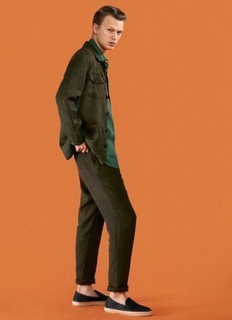 С чем носить темно-зеленую рубашку с длинным рукавом мужчине в теплую погоду в стиле кэжуал: Попробуй сочетание темно-зеленой рубашки с длинным рукавом и темно-зеленых брюк чинос, и ты получишь стильный расслабленный мужской лук для повседневной носки. Вместе с этим ансамблем органично выглядят черные замшевые эспадрильи.