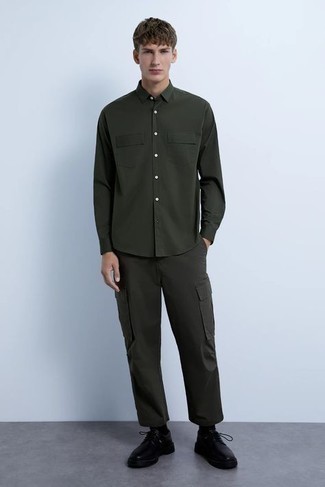 С чем носить темно-бирюзовую рубашку с длинным рукавом мужчине в теплую погоду: Если ты любишь выглядеть по моде, и при этом чувствовать себя комфортно и уверенно, тебе стоит примерить это сочетание темно-бирюзовой рубашки с длинным рукавом и темно-зеленых брюк карго. И почему бы не добавить в повседневный лук немного стильной строгости с помощью черных кожаных туфель дерби?
