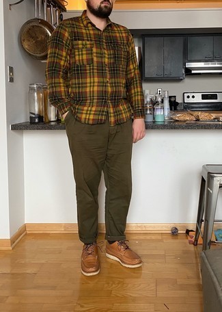 С чем носить темно-зеленую рубашку с длинным рукавом в шотландскую клетку в 30 лет мужчине в теплую погоду в стиле смарт-кэжуал: Темно-зеленая рубашка с длинным рукавом в шотландскую клетку и темно-коричневые брюки чинос надежно обосновались в гардеробе многих парней, помогая создавать запоминающиеся и практичные ансамбли. Теперь почему бы не добавить в этот лук на каждый день немного нарядности с помощью коричневых кожаных туфель дерби?