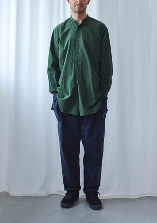 С чем носить темно-зеленую рубашку за 40 лет мужчине в стиле кэжуал: Темно-зеленая рубашка и темно-синие брюки чинос — обязательные вещи в арсенале парней с чувством стиля. Хочешь сделать образ немного строже? Тогда в качестве дополнения к этому образу, выбери черные замшевые высокие кеды.