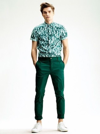 Модный лук: темно-зеленая рубашка с коротким рукавом с принтом, темно-зеленые брюки чинос, белые плимсоллы