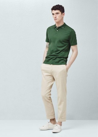 Как носить темно-зеленую футболку-поло с белыми низкими кедами из плотной ткани мужчине в жару: В тандеме друг с другом темно-зеленая футболка-поло и бежевые брюки чинос выглядят очень гармонично. Белые низкие кеды из плотной ткани — беспроигрышный выбор, чтобы дополнить образ.