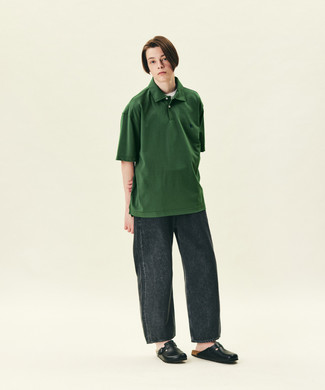Модный лук: темно-зеленая футболка-поло, белая футболка с круглым вырезом, темно-серые джинсы, черные кожаные лоферы