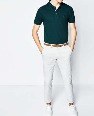 Какие брюки чинос носить с темно-зеленой футболкой-поло в 30 лет в жару: Темно-зеленая футболка-поло и брюки чинос — неотъемлемые вещи в арсенале современного мужчины. Белые низкие кеды из плотной ткани станут хорошим завершением твоего лука.