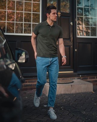 С чем носить джинсы мужчине в жару: Сочетание темно-зеленой футболки-поло и джинсов позволит реализовать в твоем луке городской стиль современного мужчины. Серые замшевые низкие кеды становятся замечательным завершением твоего образа.