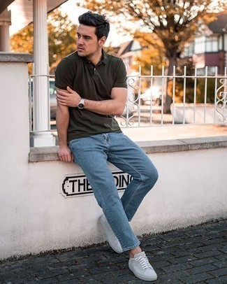 Какие джинсы носить с серебряными низкими кедами в 20 лет мужчине лето в стиле кэжуал: Удобное сочетание темно-зеленой футболки-поло и джинсов без сомнений будет обращать на себя внимание прекрасных барышень. Серебряные низкие кеды станут великолепным завершением твоего ансамбля. Такой лук точно поможет пережить изнурительный летний зной.