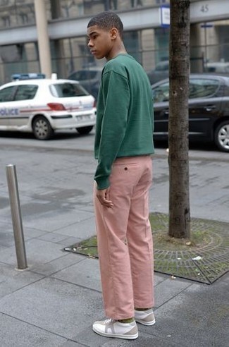 С чем носить ярко-розовые брюки мужчине лето: Фанатам непринужденного стиля полюбится дуэт темно-зеленой футболки с длинным рукавом и ярко-розовых брюк. Хочешь сделать лук немного элегантнее? Тогда в качестве обуви к этому луку, стоит обратить внимание на белые низкие кеды из плотной ткани. Подобное сочетание непременно придется тебе по душе в настоящую летнюю жару.