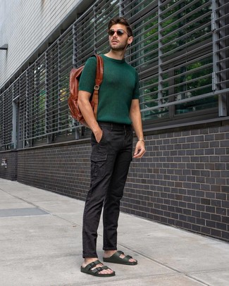 Модный лук: темно-зеленая вязаная футболка с круглым вырезом, черные брюки карго, темно-зеленые кожаные сандалии, коричневый кожаный рюкзак