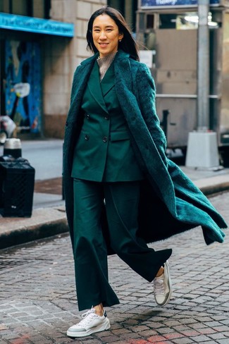 С чем носить кеды женщине в холод в деловом стиле: Любишь выглядеть престижно? Тогда тандем темно-зеленой шубы и темно-зеленого костюма придется тебе по вкусу. Почему бы не привнести в этот образ чуточку задора с помощью кед?