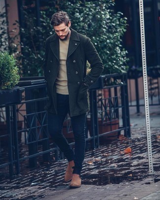 Как носить темно-зеленое длинное пальто с темно-синими джинсами в прохладную погоду в стиле смарт-кэжуал: Темно-зеленое длинное пальто в паре с темно-синими джинсами несомненно будет обращать на себя взоры прекрасного пола. И почему бы не добавить в этот образ на каждый день чуточку нарядности с помощью светло-коричневых замшевых ботинок челси?