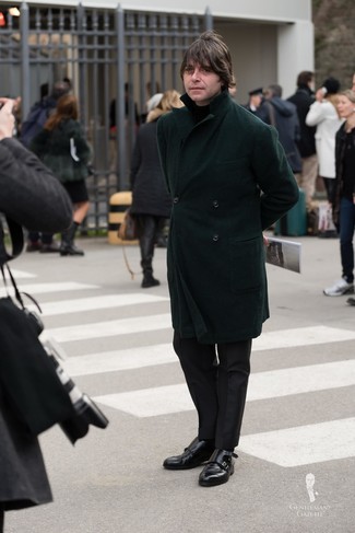 С чем носить черные кожаные монки: Темно-зеленое длинное пальто и черные классические брюки — отличный пример элегантного мужского стиля в одежде. Пара черных кожаных монок добавит облику расслабленности и беззаботства.