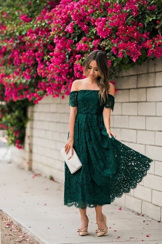 С чем носить темно-зеленое кружевное платье: Темно-зеленое кружевное платье — замечательная идея для простого, но модного лука. В паре с этим образом наиболее уместно будут смотреться бежевые кожаные туфли.