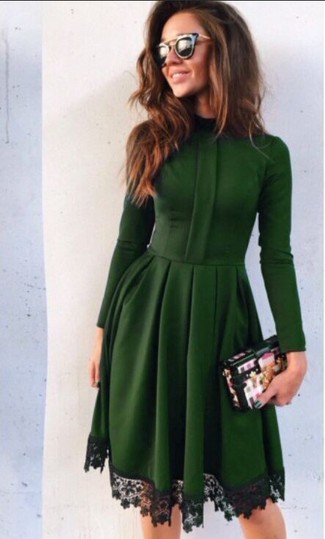 С чем носить разноцветную сумку женщине лето в деловом стиле: Темно-зеленое кружевное платье с пышной юбкой и разноцветная сумка помогут составить простой и функциональный ансамбль для выходного в парке или шоппинга. Подобное сочетание одежды обеспечит тебе комфорт в настоящий зной и удобство в ношении.