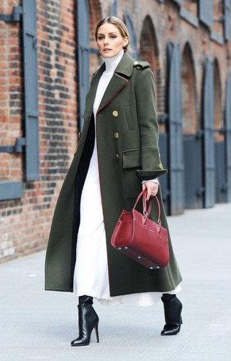 Как Olivia Palermo носит Темно-зеленое пальто, Белое платье-свитер, Черные кожаные ботильоны, Красная кожаная большая сумка