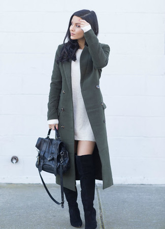 С чем носить черные ботфорты в холод в деловом стиле: Темно-зеленое пальто и белое платье-свитер — идеальный образ, если ты хочешь создать простой, но в то же время модный образ. Черные ботфорты — отличный выбор, чтобы завершить ансамбль.
