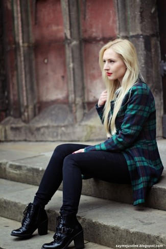 С чем носить темно-зеленое пальто в шотландскую клетку женщине в стиле смарт-кэжуал: Сочетание темно-зеленого пальто в шотландскую клетку и черных джинсов скинни смотрится очень круто и стильно. Если говорить об обуви, черные кожаные ботильоны на шнуровке станут хорошим выбором.