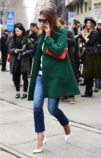 Какие джинсы носить с прозрачными туфлями в деловом стиле: Если ты приписываешь себя к той немногочисленной категории женщин, хорошо разбирающихся в моде, тебе придется по душе лук из темно-зеленого пальто и джинсов. Прозрачные туфли органично дополнят этот ансамбль.