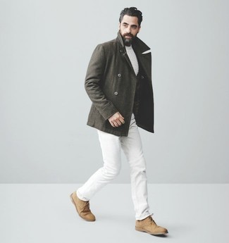 Как носить джинсы с вязаным свитером за 40 лет мужчине в холод: Вязаный свитер и джинсы надежно закрепились в гардеробе многих джентльменов, помогая создавать роскошные и комфортные ансамбли. В тандеме с этим ансамблем наиболее уместно смотрятся светло-коричневые замшевые ботинки дезерты.