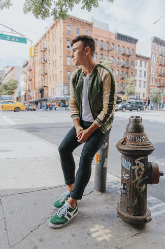 С чем носить зеленые низкие кеды мужчине весна: Темно-зеленый бомбер в сочетании с темно-серыми зауженными джинсами позволит создать стильный мужской образ. Зеленые низкие кеды становятся отличным дополнением к твоему образу. Разве это не классное решение для межсезонья, когда зима отступает и сменяется более теплой погодой?