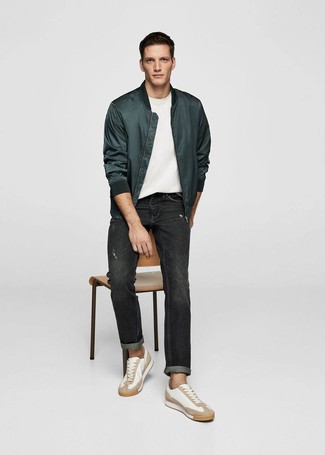 Как носить черные джинсы с белыми низкими кедами в 20 лет мужчине в стиле кэжуал: Темно-зеленый сатиновый бомбер и черные джинсы будет замечательным вариантом для непринужденного повседневного образа. Что же до обуви, белые низкие кеды — наиболее подходящий вариант.