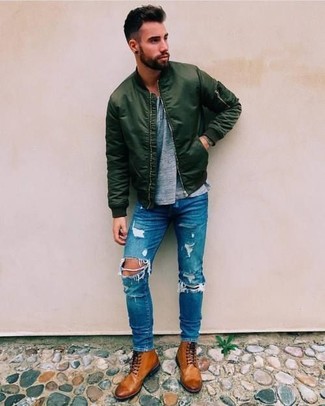С чем носить темно-синие рваные джинсы мужчине осень: Темно-зеленый бомбер и темно-синие рваные джинсы — классный выбор для молодых людей, которые всегда в движении. Думаешь привнести сюда немного классики? Тогда в качестве дополнения к этому луку, стоит обратить внимание на коричневые кожаные повседневные ботинки. Подобный лук позволит создать позитивное осеннее настроение, даже если за окном пасмурно и тоскливо.