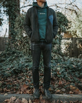 С чем носить темно-зеленую куртку в 30 лет мужчине осень в стиле кэжуал: Если ты ценишь комфорт и функциональность, темно-зеленая куртка и черные рваные джинсы — прекрасный вариант для стильного мужского образа на каждый день. Боишься выглядеть слишком небрежно? Закончи этот образ черными кожаными повседневными ботинками. С таким луком в своем гардеробе, ты всегда будешь выглядеть отменно, несмотря на испортившуюся погоду.