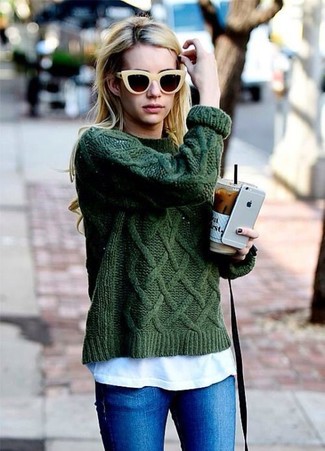 С чем носить темно-бирюзовый вязаный свитер женщине в теплую погоду: Темно-бирюзовый вязаный свитер и синие джинсы скинни — отличный вариант для расслабленного, но стильного ансамбля.