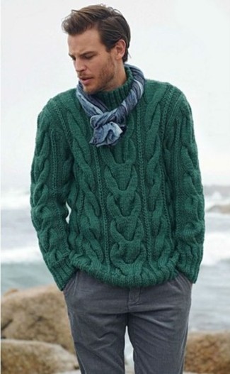 С чем носить темно-синий шарф в 30 лет мужчине в стиле смарт-кэжуал: Сочетание темно-зеленого вязаного свитера и темно-синего шарфа - очень практично, и поэтому идеально для создания повседневного  лука.