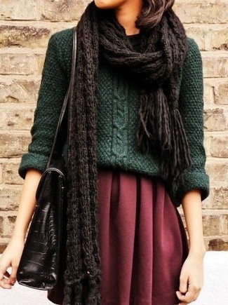 С чем носить темно-зеленый свитер женщине: Темно-зеленый свитер и темно-красная короткая юбка-солнце — идеальный вариант для веселого выходного дня.