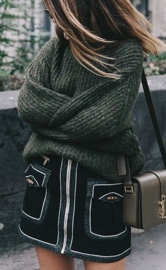 Какие мини-юбки носить с темно-зеленым свободным свитером в 30 лет осень: Если в одежде ты ценишь комфорт и функциональность, темно-зеленый свободный свитер и мини-юбка — хороший выбор для привлекательного наряда на каждый день. Подобный лук обязательно придется тебе по душе осенью.