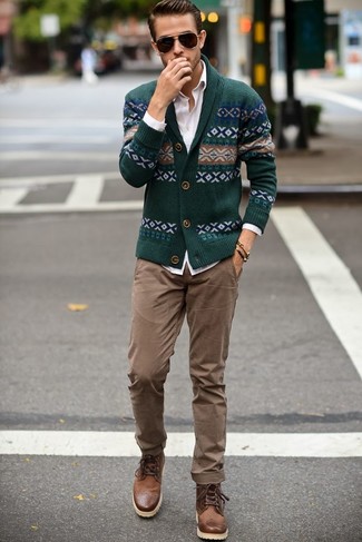 Модный лук: темно-зеленый кардиган с отложным воротником с жаккардовым узором, белая классическая рубашка, светло-коричневые брюки чинос, коричневые кожаные повседневные ботинки