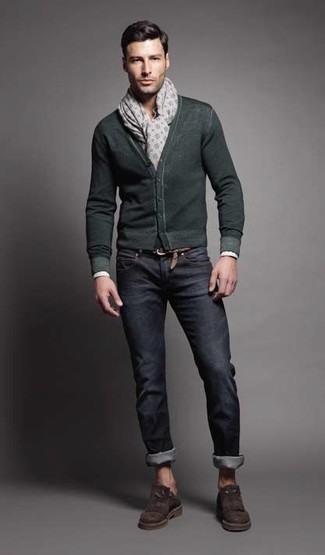 Как носить темно-зеленый кардиган с темно-синими джинсами мужчине осень в стиле смарт-кэжуал: Комбо из темно-зеленого кардигана и темно-синих джинсов позволит выразить твой личный стиль и выгодно выделиться из серой массы. Сбалансировать лук и добавить в него толику классики помогут темно-коричневые замшевые лоферы. Идеальный образ на межсезонье.
