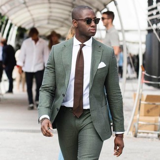 Модный лук: темно-зеленый костюм, белая классическая рубашка, коричневый галстук, белый нагрудный платок