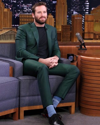 Как Armie Hammer носит Темно-зеленый костюм, Черный свитер с круглым вырезом, Черные кожаные оксфорды, Синие носки