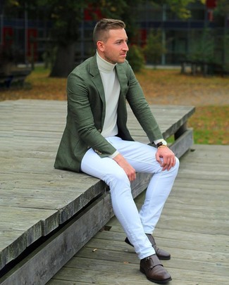 Как носить джинсы с монками: Темно-зеленый пиджак и джинсы — беспроигрышный вариант для создания мужского ансамбля в стиле smart casual. Весьма выигрышно здесь будут смотреться монки.