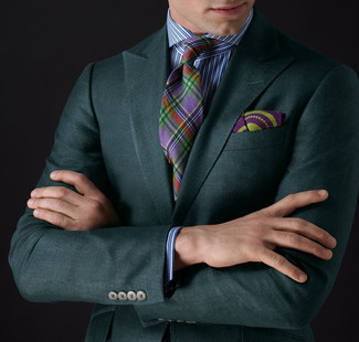 С чем носить пурпурный нагрудный платок в теплую погоду: Стильное сочетание темно-зеленого пиджака и пурпурного нагрудного платка подойдет для мероприятий, когда удобство ценится превыше всего.