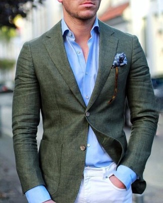 С чем носить голубую классическую рубашку мужчине в стиле смарт-кэжуал: Голубая классическая рубашка и белые зауженные джинсы — идеальный выбор, если ты ищешь расслабленный, но в то же время модный мужской лук.