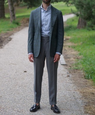 С чем носить темно-зеленый пиджак в шотландскую клетку в 30 лет мужчине в теплую погоду: Несмотря на то, что этот лук весьма классический, сочетание темно-зеленого пиджака в шотландскую клетку и темно-серых классических брюк всегда будет по вкусу стильным мужчинам, неминуемо покоряя при этом сердца дамского пола. Черные кожаные лоферы с кисточками органично впишутся в ансамбль.