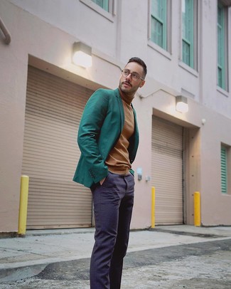 С чем носить темно-синие классические брюки в 30 лет мужчине в теплую погоду: Темно-зеленый пиджак в сочетании с темно-синими классическими брюками поможет исполнить строгий деловой стиль.