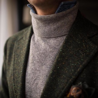 С чем носить темно-бирюзовый шерстяной пиджак в 20 лет мужчине в стиле смарт-кэжуал: Темно-бирюзовый шерстяной пиджак и серая водолазка — великолепный мужской лук для ужина в дорогом ресторане.