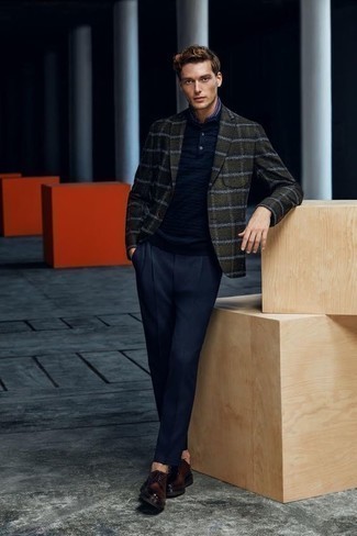 С чем носить темно-зеленый пиджак в шотландскую клетку в 20 лет мужчине: Сочетание темно-зеленого пиджака в шотландскую клетку и темно-синих классических брюк поможет воссоздать строгий деловой стиль. Темно-коричневые кожаные туфли дерби — идеальный выбор, чтобы дополнить образ.