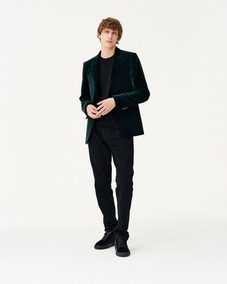 Модный лук: темно-зеленый бархатный пиджак, черный свитер с круглым вырезом, черные вельветовые джинсы, черные замшевые низкие кеды